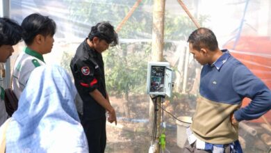 Tim PPK Ormawa HMP PTI UMS dan penilai DKPTI menjelaskan cara kerja alat instalasi IoT Smart Farming UMS kepada warga Desa Seboto Boyolali di dalam greenhouse.