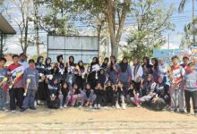 Kontingen atlet panahan SMP Muhammadiyah 5 Kandangan berfoto bersama memegang piala kejuaraan Forkab Temanggung 2026.