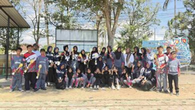 Kontingen atlet panahan SMP Muhammadiyah 5 Kandangan berfoto bersama memegang piala kejuaraan Forkab Temanggung 2026.