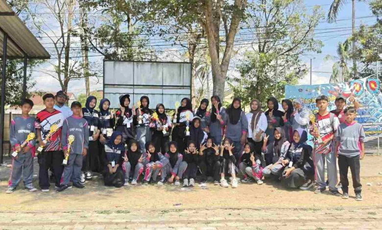 Kontingen atlet panahan SMP Muhammadiyah 5 Kandangan berfoto bersama memegang piala kejuaraan Forkab Temanggung 2026.
