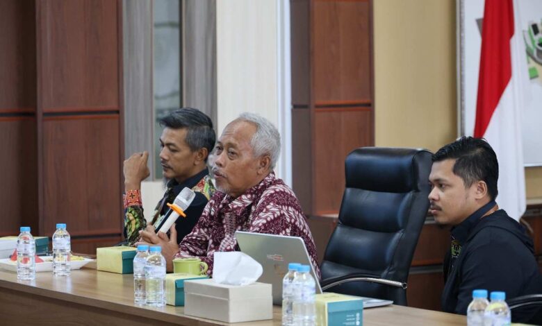 Drs Martono MPd menyampaikan paparan dalam audiensi Majelis Dikdasmen PNF dengan PWM Jawa Tengah di UNIMUS Semarang.