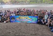 Bikersmu Wonosobo foto bersama membentangkan spanduk touring di Pantai Jetis Cilacap