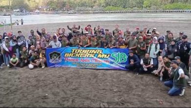 Bikersmu Wonosobo foto bersama membentangkan spanduk touring di Pantai Jetis Cilacap