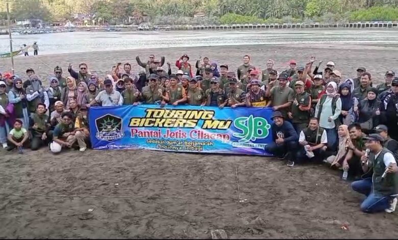 Bikersmu Wonosobo foto bersama membentangkan spanduk touring di Pantai Jetis Cilacap