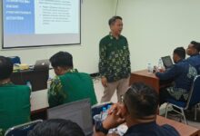 Dr. Dinar Apriyanto, S.TP., M.Sc. memaparkan materi manajemen stakeholder pada Bimtek Eksekutif PDM Semarang Raya di GKB 3 Unimus.