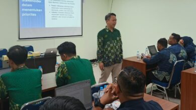 Dr. Dinar Apriyanto, S.TP., M.Sc. memaparkan materi manajemen stakeholder pada Bimtek Eksekutif PDM Semarang Raya di GKB 3 Unimus.