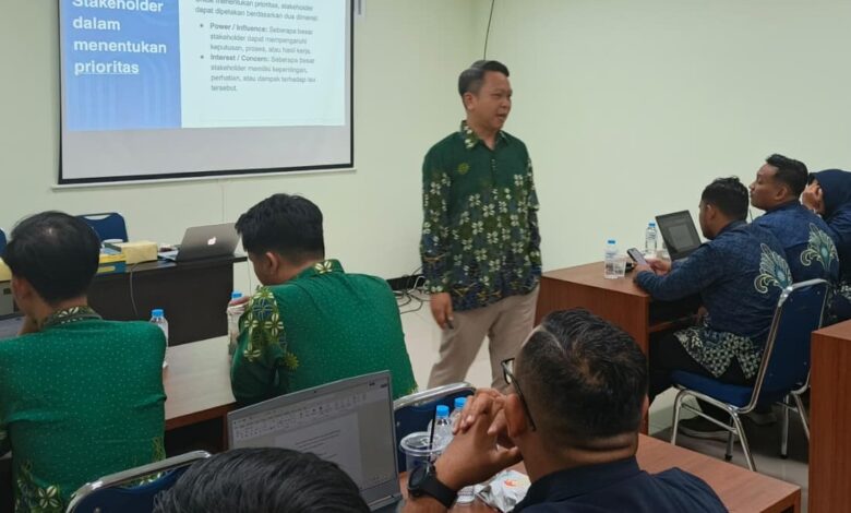 Dr. Dinar Apriyanto, S.TP., M.Sc. memaparkan materi manajemen stakeholder pada Bimtek Eksekutif PDM Semarang Raya di GKB 3 Unimus.