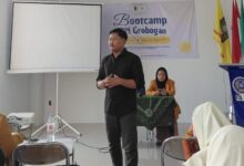 Pemateri menyampaikan materi tata kelola organisasi dalam kegiatan Bootcamp IPM Grobogan 2026 di Kampus ITB Muhammadiyah Grobogan.