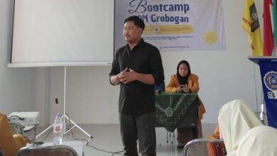 Pemateri menyampaikan materi tata kelola organisasi dalam kegiatan Bootcamp IPM Grobogan 2026 di Kampus ITB Muhammadiyah Grobogan.