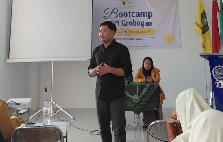 Pemateri menyampaikan materi tata kelola organisasi dalam kegiatan Bootcamp IPM Grobogan 2026 di Kampus ITB Muhammadiyah Grobogan.