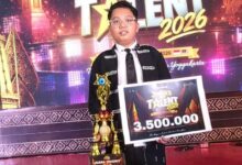 Siswa SMP Mutual Dafa Alvaro memegang piala Juara Favorit dan papan hadiah Jogja Talent Show 2026 di panggung penganugerahan.