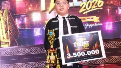 Siswa SMP Mutual Dafa Alvaro memegang piala Juara Favorit dan papan hadiah Jogja Talent Show 2026 di panggung penganugerahan.