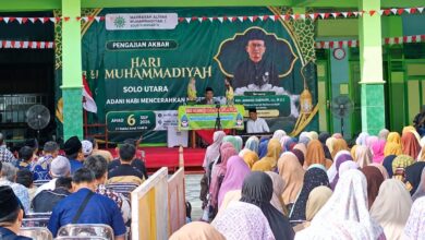 Jamaah menghadiri Pengajian Akbar Hari BerMuhammadiyah Solo Utara dengan latar panggung utama berlatar belakang spanduk hijau.