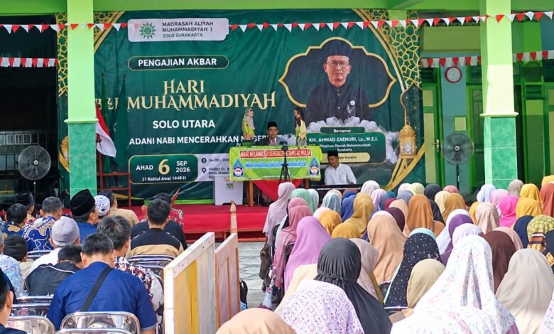 Jamaah menghadiri Pengajian Akbar Hari BerMuhammadiyah Solo Utara dengan latar panggung utama berlatar belakang spanduk hijau.