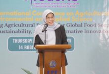 Dekan FPP UMP Dr. Anis Shofiyani memberikan sambutan dalam konferensi internasional ICaeAS 2026 tentang krisis pangan global.