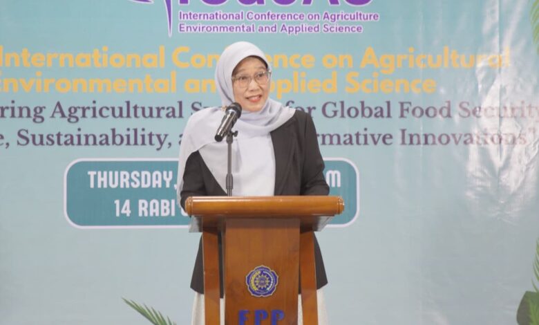 Dekan FPP UMP Dr. Anis Shofiyani memberikan sambutan dalam konferensi internasional ICaeAS 2026 tentang krisis pangan global.