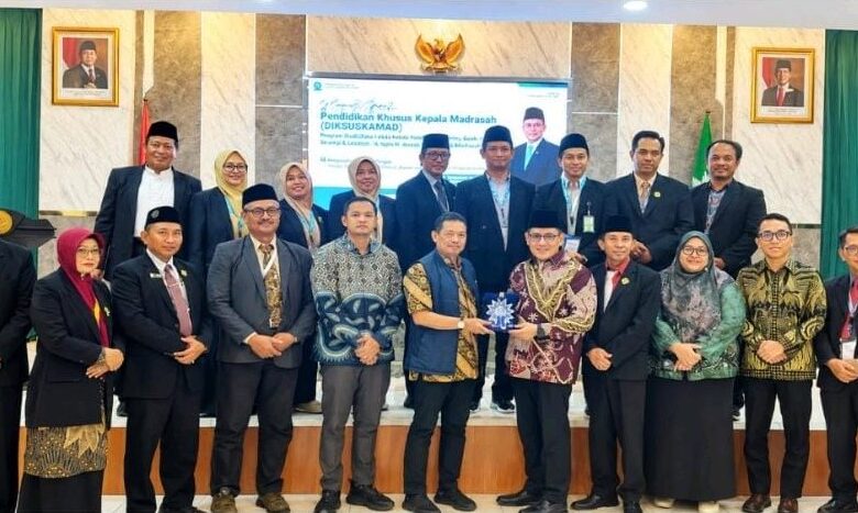 Peserta dan fasilitator Diksuskamad Muhammadiyah Regional 1 berfoto bersama usai kegiatan Pendidikan Khusus Kepala Madrasah di Sawangan, Depok.