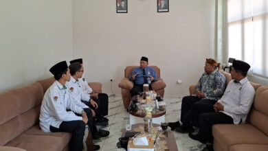Suasana diskusi santai pengurus FKKM Karanggede bersama Ketua Umum FGM Pusat Sutomo di SMA Sainstek Ahmad Dahlan Salatiga untuk pengembangan pendidikan Muhammadiyah.