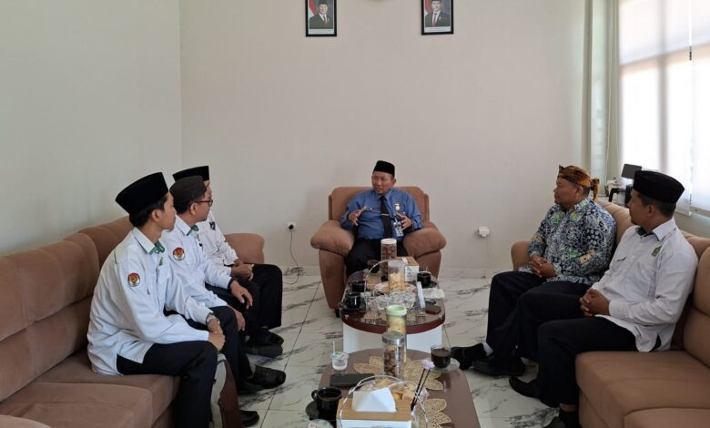 Suasana diskusi santai pengurus FKKM Karanggede bersama Ketua Umum FGM Pusat Sutomo di SMA Sainstek Ahmad Dahlan Salatiga untuk pengembangan pendidikan Muhammadiyah.