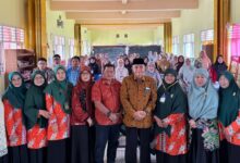 Peserta dan narasumber foto bersama dalam Workshop Pendidikan Inklusif Temanggung di SD Muhammadiyah Temanggung.