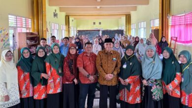 Peserta dan narasumber foto bersama dalam Workshop Pendidikan Inklusif Temanggung di SD Muhammadiyah Temanggung.