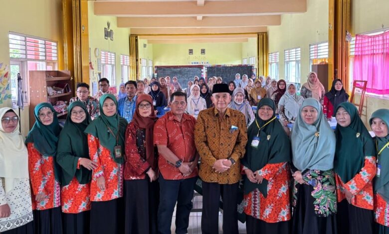 Peserta dan narasumber foto bersama dalam Workshop Pendidikan Inklusif Temanggung di SD Muhammadiyah Temanggung.