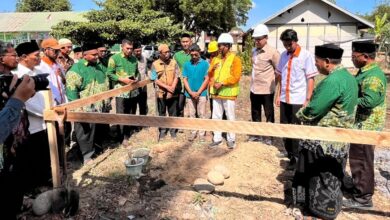 Prosesi peletakan batu pertama pembangunan Gedung Dakwah Muhammadiyah Aceh Utara di Krueng Mane oleh pimpinan PDM, Lazismu, dan MDMC.
