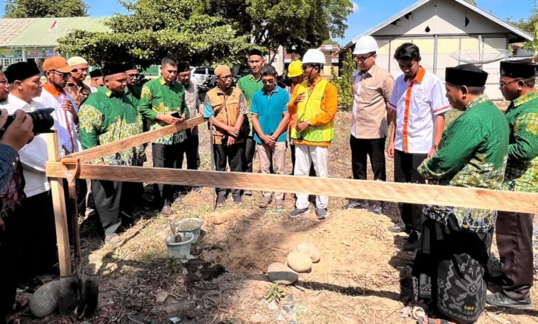 Prosesi peletakan batu pertama pembangunan Gedung Dakwah Muhammadiyah Aceh Utara di Krueng Mane oleh pimpinan PDM, Lazismu, dan MDMC.