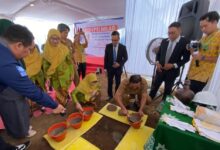Bupati Boyolali Agus Irawan bersama jajaran RS PKU Aisyiyah Boyolali saat prosesi peletakan batu pertama gedung baru.