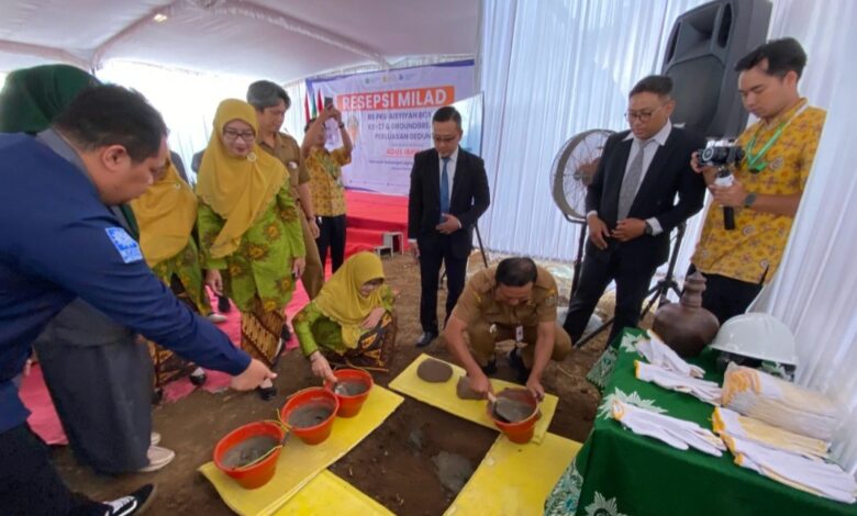 Bupati Boyolali Agus Irawan bersama jajaran RS PKU Aisyiyah Boyolali saat prosesi peletakan batu pertama gedung baru.