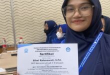 Silmi Rahmawati S.Pd. guru SMP Muhammadiyah 4 Kranggan menunjukkan sertifikat penghargaan Best Performance Kelas Matematika Bimtek Digitalisasi Pendidikan Jawa Tengah.