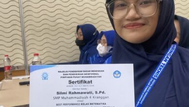 Silmi Rahmawati S.Pd. guru SMP Muhammadiyah 4 Kranggan menunjukkan sertifikat penghargaan Best Performance Kelas Matematika Bimtek Digitalisasi Pendidikan Jawa Tengah.