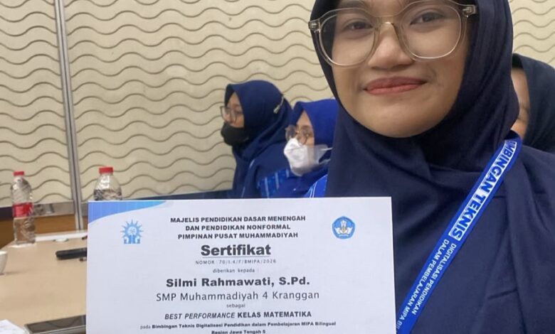 Silmi Rahmawati S.Pd. guru SMP Muhammadiyah 4 Kranggan menunjukkan sertifikat penghargaan Best Performance Kelas Matematika Bimtek Digitalisasi Pendidikan Jawa Tengah.