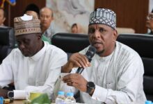 Prof. Abba Idris Adam dari Nigeria berbicara menggunakan mikrofon, memaparkan kerja sama dengan pendidikan Muhammadiyah untuk membangun sekolah modern di Afrika.