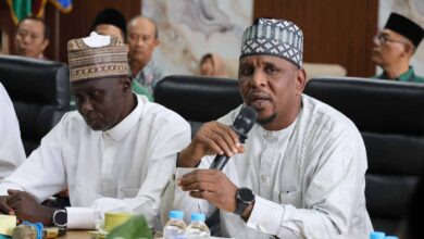 Prof. Abba Idris Adam dari Nigeria berbicara menggunakan mikrofon, memaparkan kerja sama dengan pendidikan Muhammadiyah untuk membangun sekolah modern di Afrika.