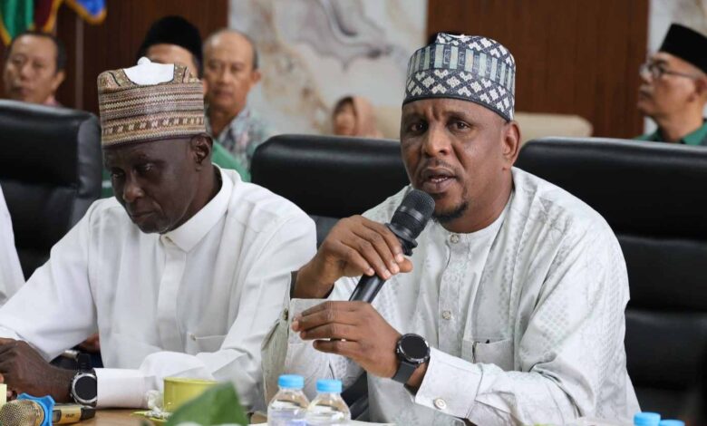 Prof. Abba Idris Adam dari Nigeria berbicara menggunakan mikrofon, memaparkan kerja sama dengan pendidikan Muhammadiyah untuk membangun sekolah modern di Afrika.
