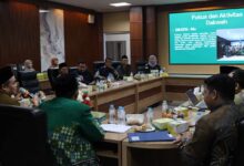 Suasana audiensi LDK PWM Jateng membahas pelantikan BikersMu Jateng dengan layar proyektor menampilkan materi dakwah otomotif di Semarang.