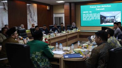 Suasana audiensi LDK PWM Jateng membahas pelantikan BikersMu Jateng dengan layar proyektor menampilkan materi dakwah otomotif di Semarang.
