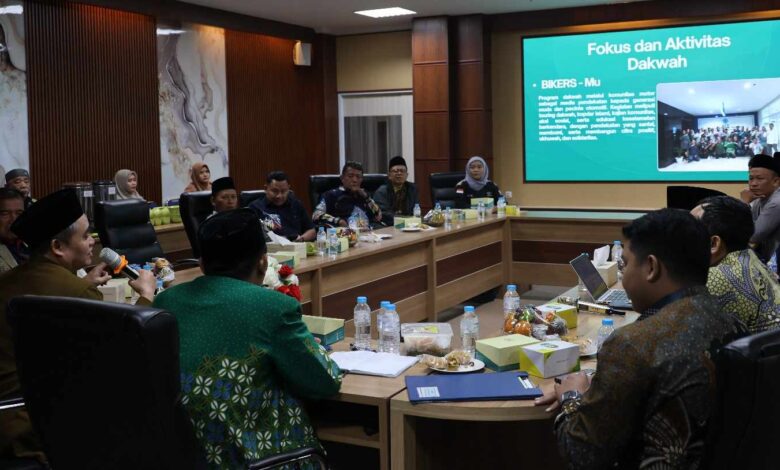 Suasana audiensi LDK PWM Jateng membahas pelantikan BikersMu Jateng dengan layar proyektor menampilkan materi dakwah otomotif di Semarang.