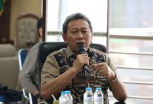 Ir. M. Yahya Fuad, S.E. berbicara menggunakan mikrofon saat memimpin pembahasan penguatan BUMM Muhammadiyah Jateng.
