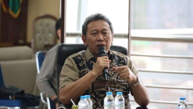 Ir. M. Yahya Fuad, S.E. berbicara menggunakan mikrofon saat memimpin pembahasan penguatan BUMM Muhammadiyah Jateng.
