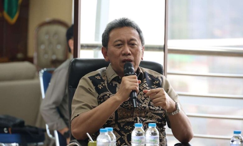 Ir. M. Yahya Fuad, S.E. berbicara menggunakan mikrofon saat memimpin pembahasan penguatan BUMM Muhammadiyah Jateng.