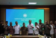 Jajaran pengurus PWM Jateng dan MES Jateng berfoto bersama dengan mengepalkan tangan usai audiensi sinergi ekonomi syariah Jawa Tengah.