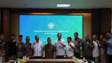 Jajaran pengurus PWM Jateng dan MES Jateng berfoto bersama dengan mengepalkan tangan usai audiensi sinergi ekonomi syariah Jawa Tengah.
