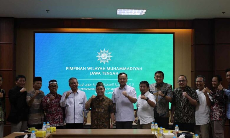 Jajaran pengurus PWM Jateng dan MES Jateng berfoto bersama dengan mengepalkan tangan usai audiensi sinergi ekonomi syariah Jawa Tengah.