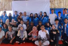 Foto bersama tim PPK ORMAWA HIMAAKSI UNIMUS, dosen pendamping, dan warga Tambak Lorok saat Grand Launching di Rumah Bambu.