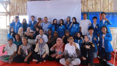 Foto bersama tim PPK ORMAWA HIMAAKSI UNIMUS, dosen pendamping, dan warga Tambak Lorok saat Grand Launching di Rumah Bambu.