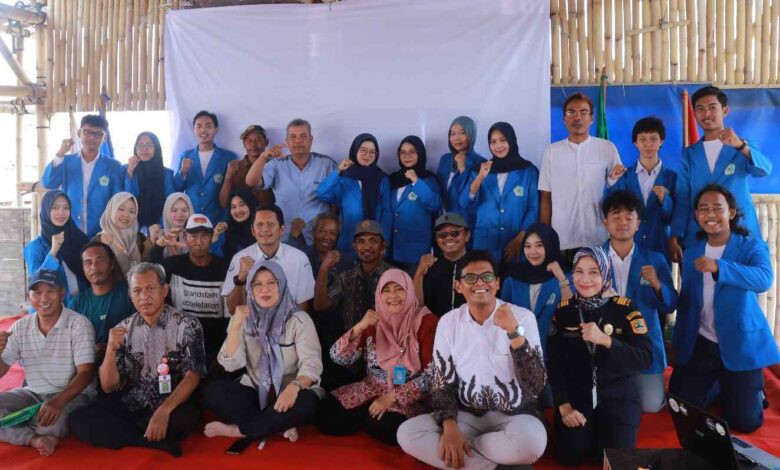 Foto bersama tim PPK ORMAWA HIMAAKSI UNIMUS, dosen pendamping, dan warga Tambak Lorok saat Grand Launching di Rumah Bambu.