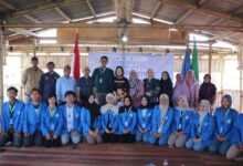 Foto bersama tim PPK ORMAWA HIMAAKSI UNIMUS dengan warga dan dinas terkait dalam kegiatan pemberdayaan Desa Wisata Mangrove Semarang.
