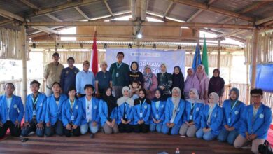 Foto bersama tim PPK ORMAWA HIMAAKSI UNIMUS dengan warga dan dinas terkait dalam kegiatan pemberdayaan Desa Wisata Mangrove Semarang.